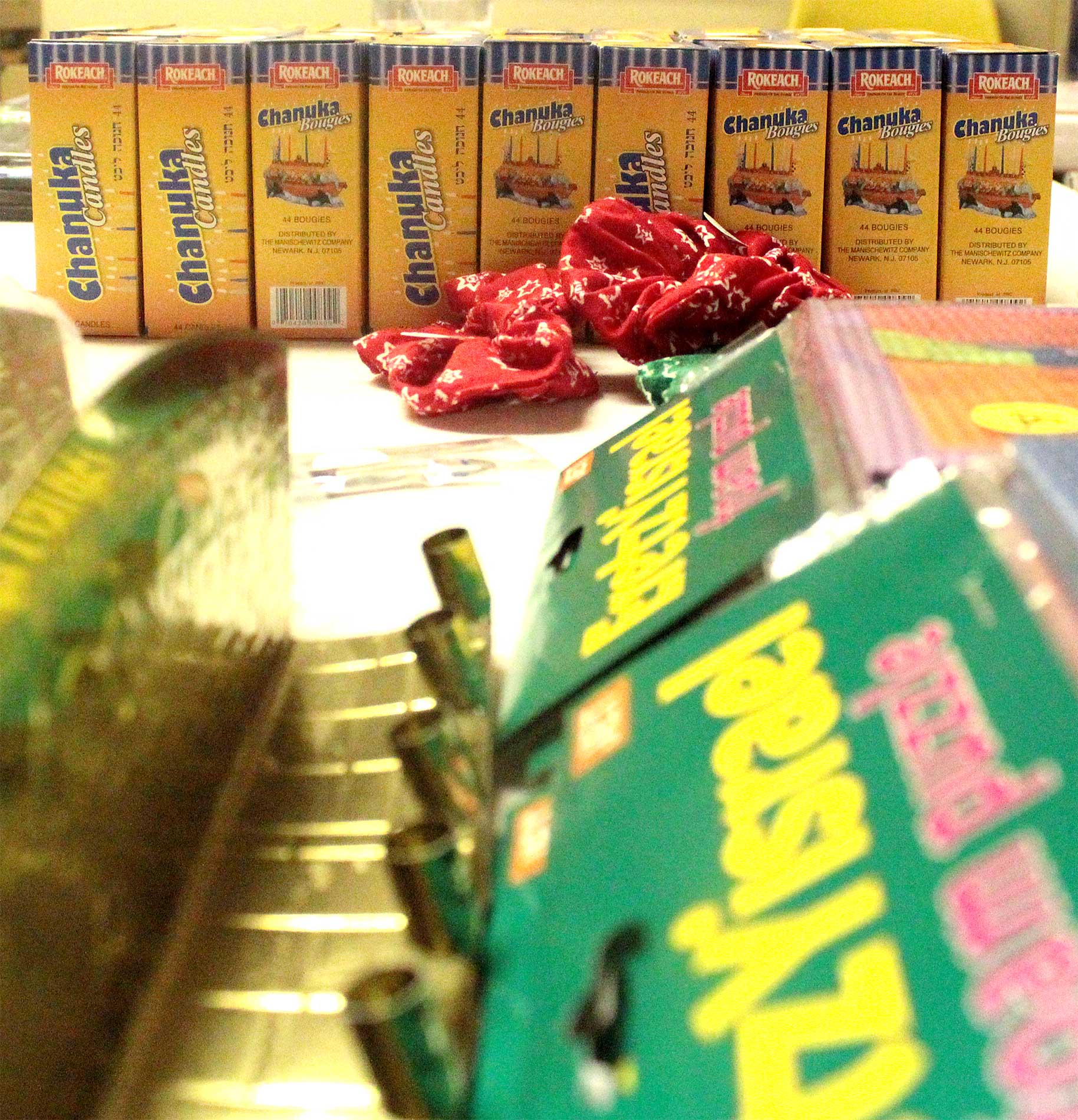 Sisterhood opens Hanukkah store, collects items for Light House Mission