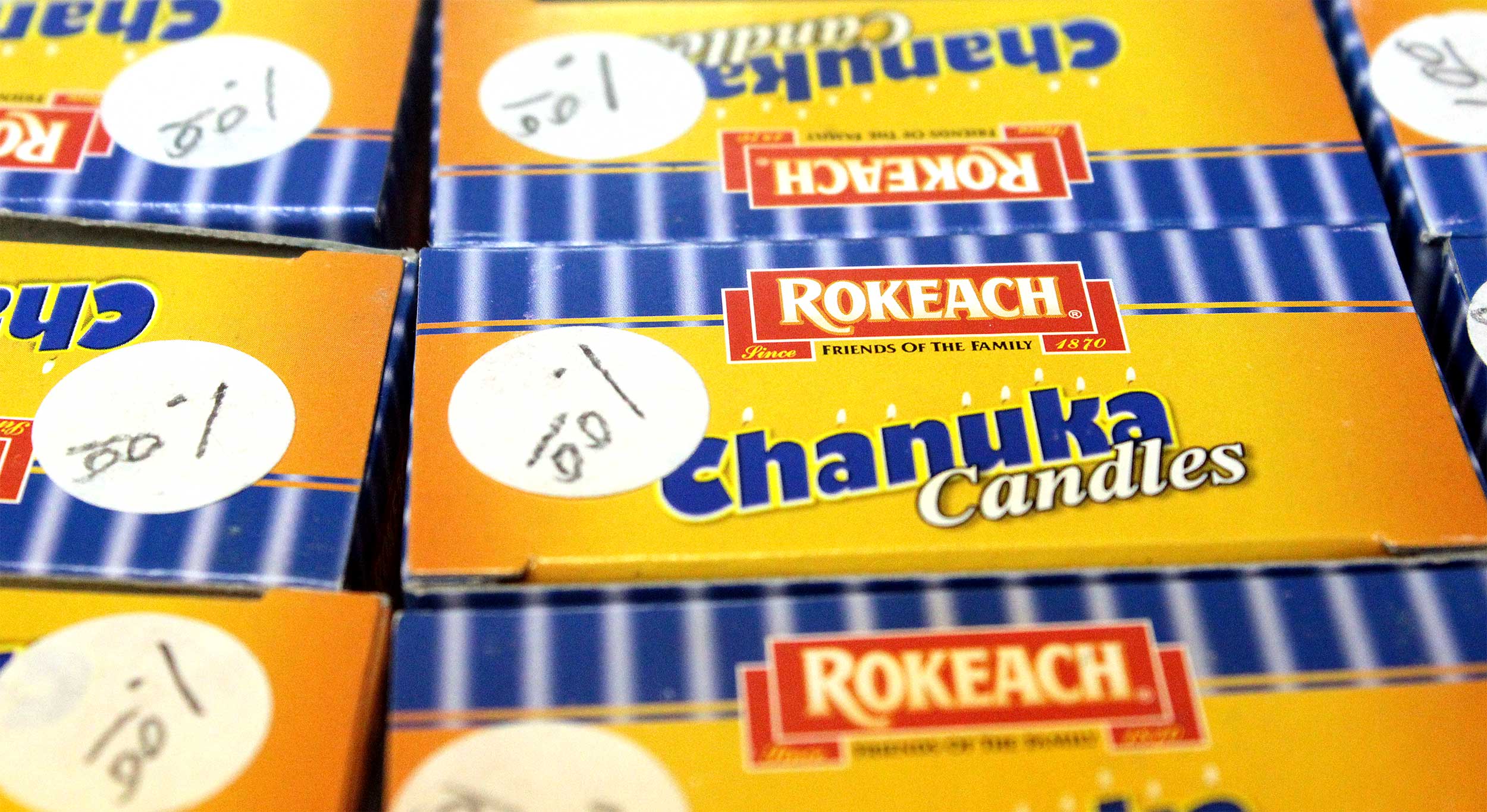 Sisterhood opens Hanukkah store, collects items for Light House Mission